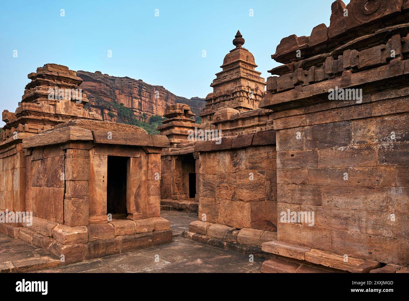 Templi indù Bhutanatha del lago Agastya a Badami, Karnataka, India. Foto Stock