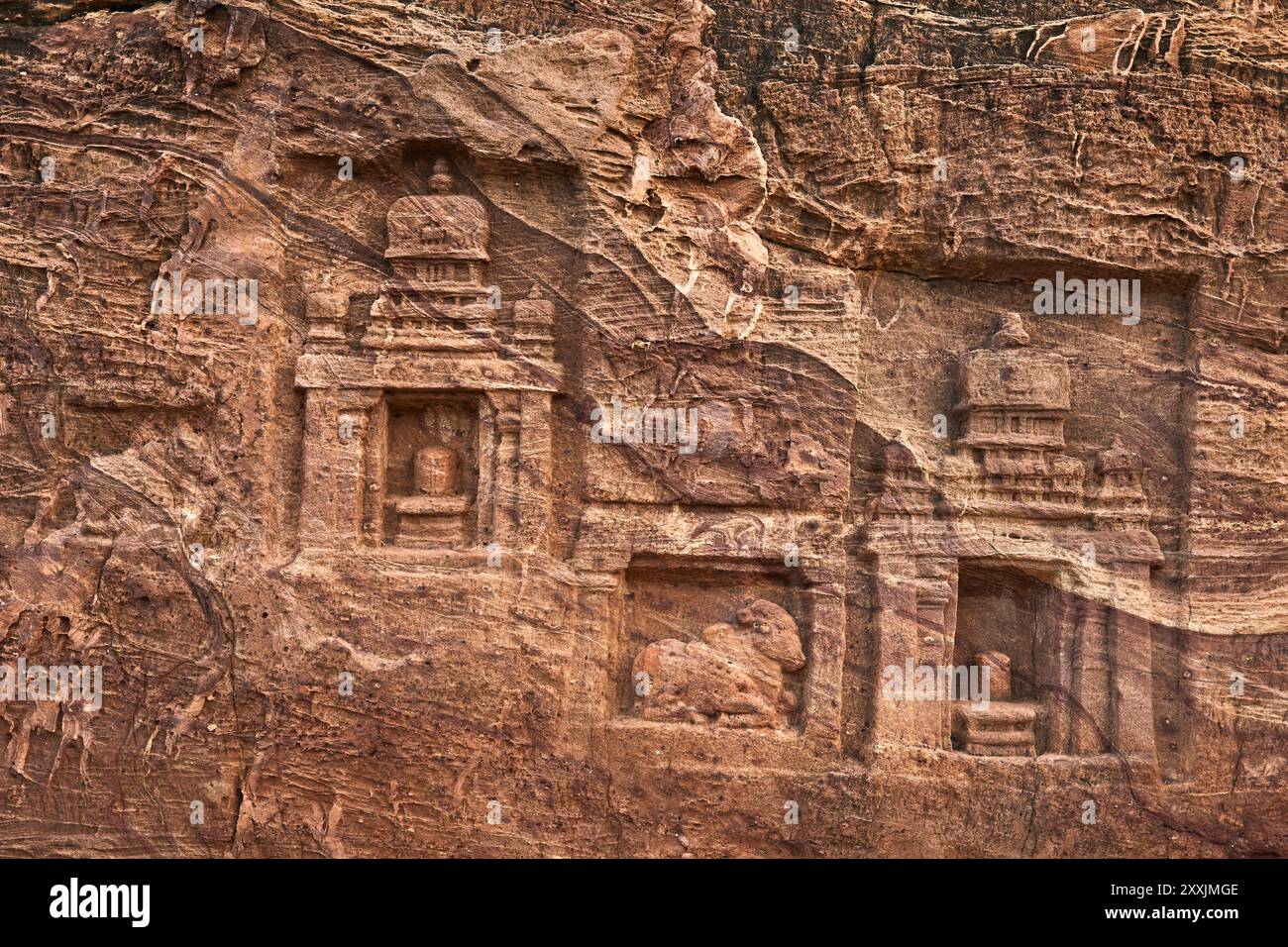Idoli scavati nella roccia nei templi indù Bhutanatha del lago Agastya a Badami, Karnataka, India. Foto Stock