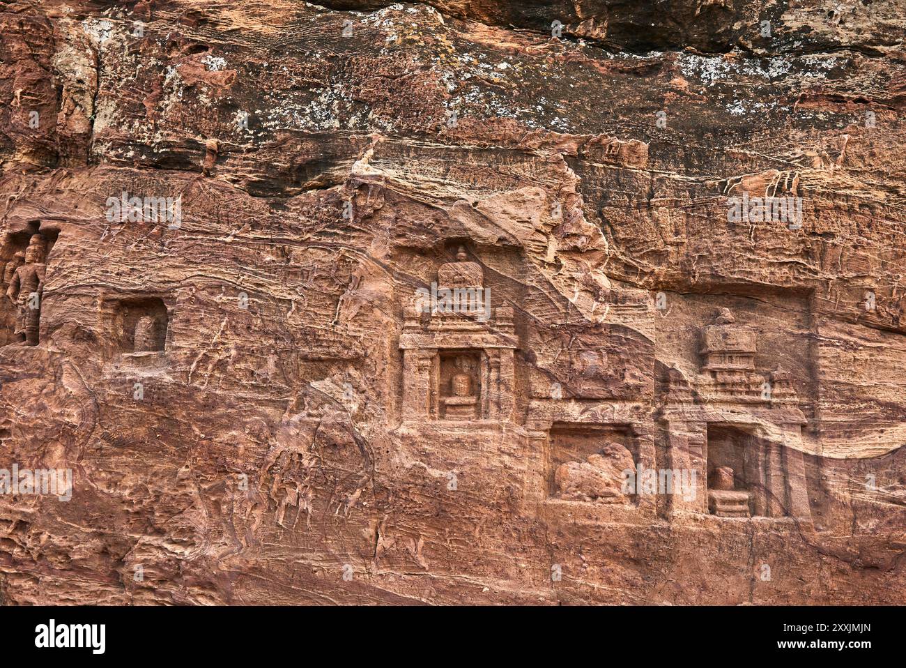 Idoli scavati nella roccia nei templi indù Bhutanatha del lago Agastya a Badami, Karnataka, India. Foto Stock