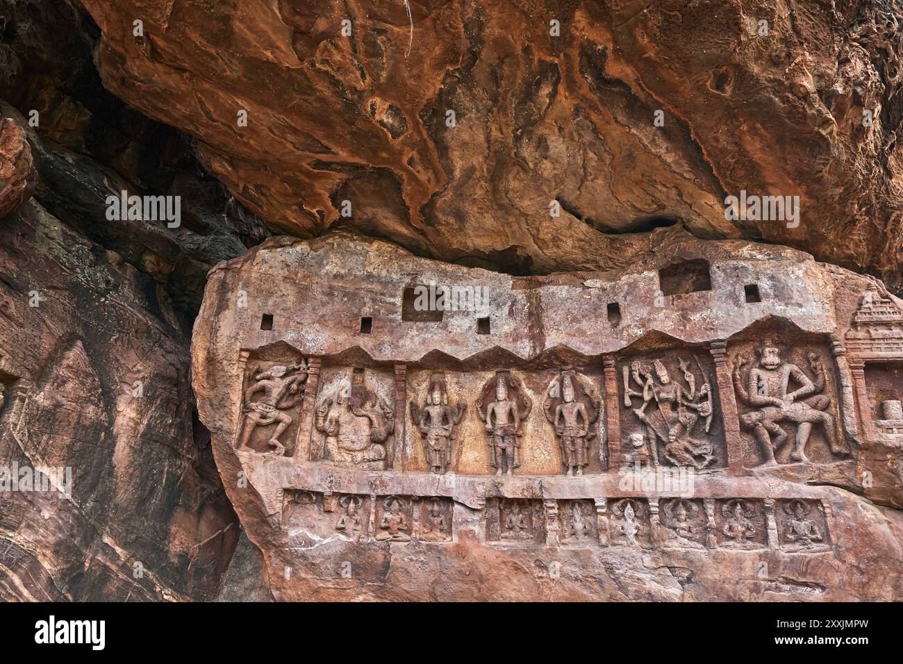 Idoli scavati nella roccia nei templi indù Bhutanatha del lago Agastya a Badami, Karnataka, India. Foto Stock