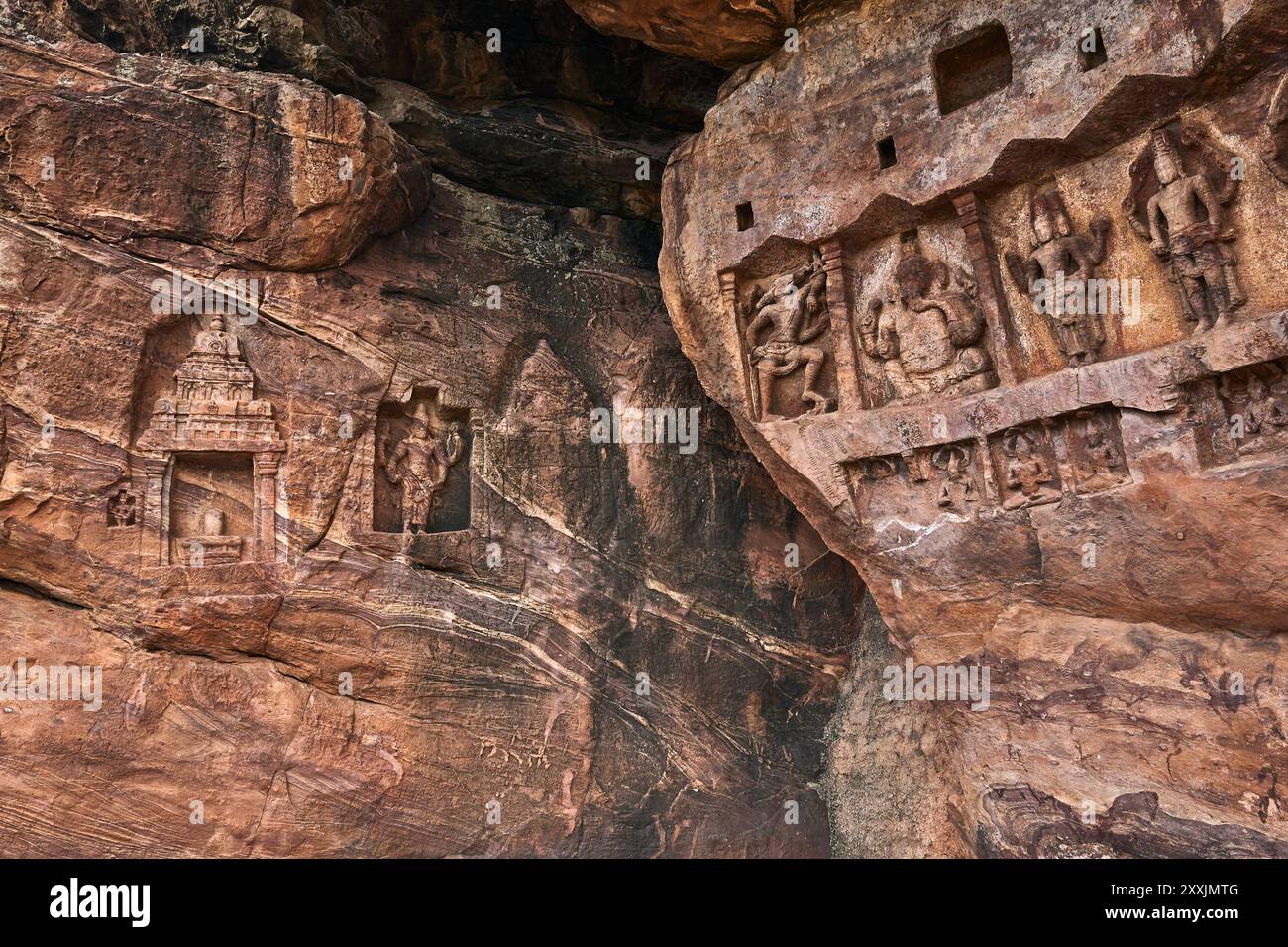 Idoli scavati nella roccia nei templi indù Bhutanatha del lago Agastya a Badami, Karnataka, India. Foto Stock