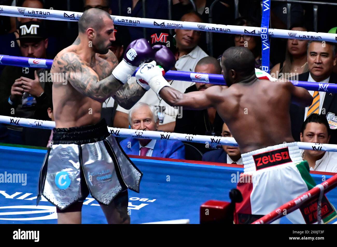 Città del Messico, Ciudad de Mexico, Messico. 24 agosto 2024. Il pugile Floyd Mayweather Jr. Degli Stati Uniti e il pugile John Gotti III degli Stati Uniti si scambiano pugni durante un incontro espositivo all'Arena Ciudad de Mexico. (Credit Image: © Carlos Tischler/eyepix via ZUMA Press Wire) SOLO PER USO EDITORIALE! Non per USO commerciale! Crediti: ZUMA Press, Inc./Alamy Live News Foto Stock