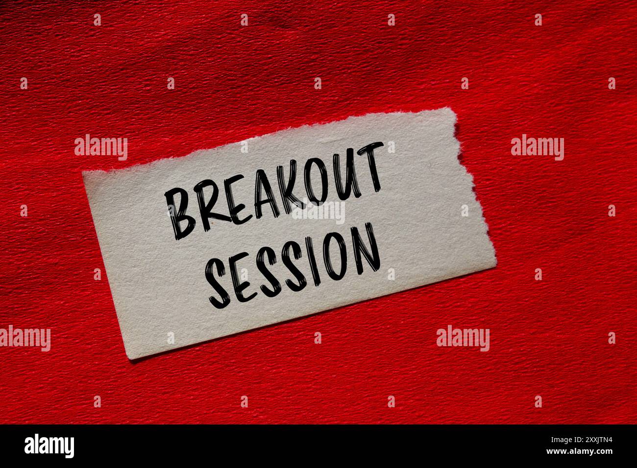 Messaggio della sessione di breakout scritto su un pezzo di carta strappato con sfondo rosso. Simbolo della sessione di breakout concettuale. Copia spazio. Foto Stock
