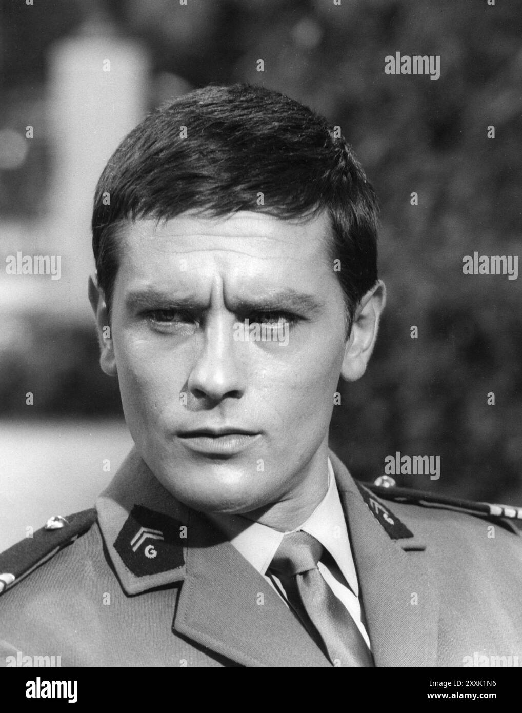 Un ritratto dell'attore francese ALAIN DELON in LOST COMMAND 1966 regista MARK ROBSON Novel JEAN LARTEGUY Music FRANZ WAXMAN Cinematography ROBERT SURTEES Red Lion / Columbia Pictures Foto Stock