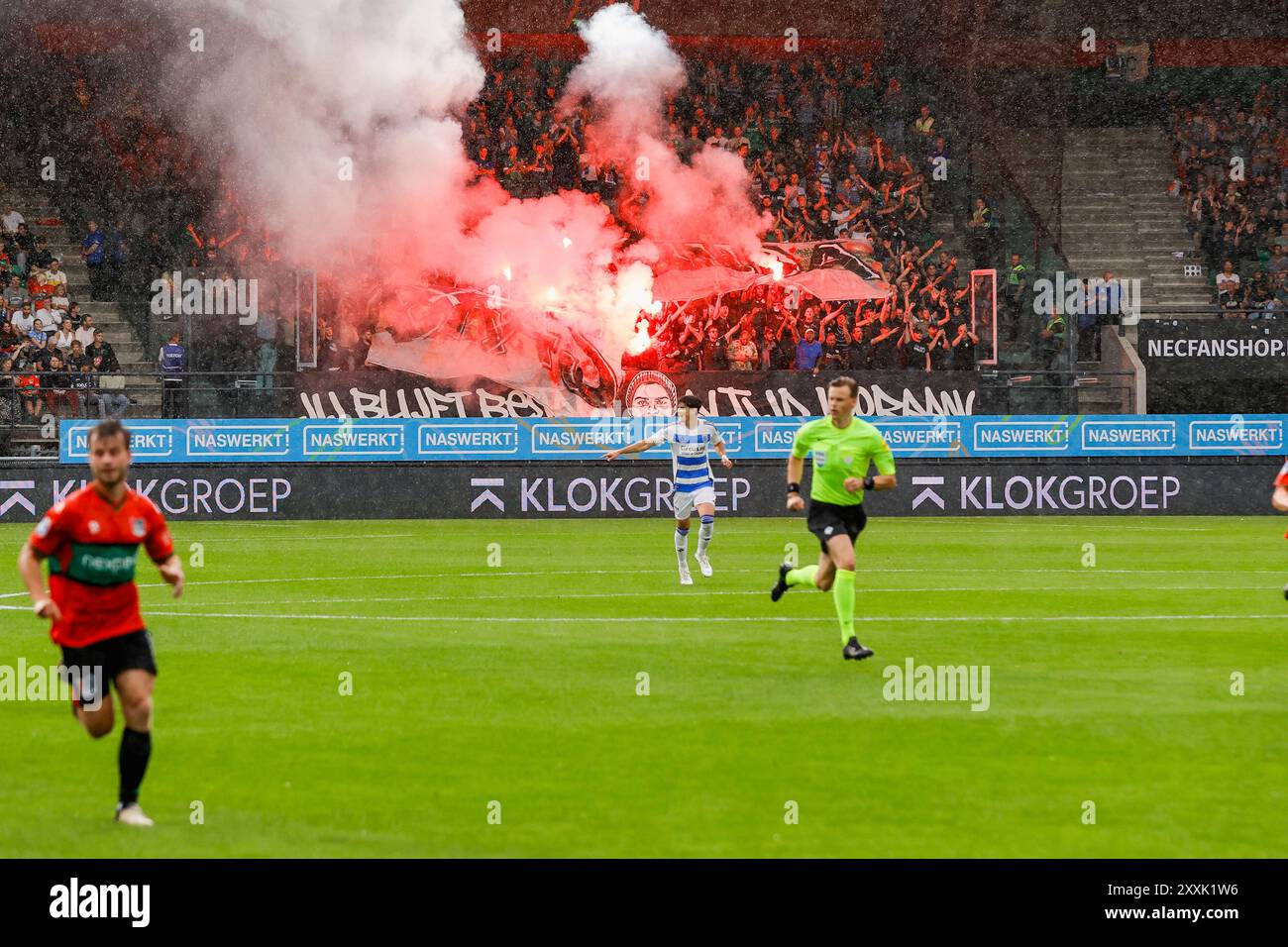 Nijmegen, Paesi Bassi. 24 agosto 2024. NIJMEGEN, PAESI BASSI - 24 AGOSTO: Sezione trasferta tifosi del PEC Zwolle con pyro durante l'incontro olandese Eredivisie tra NEC Nijmegen e PEC Zwolle a Goffertstadion il 24 agosto 2024 a Nijmegen, Paesi Bassi. (Foto di Raymond Smit/Orange Pictures) credito: dpa/Alamy Live News Foto Stock