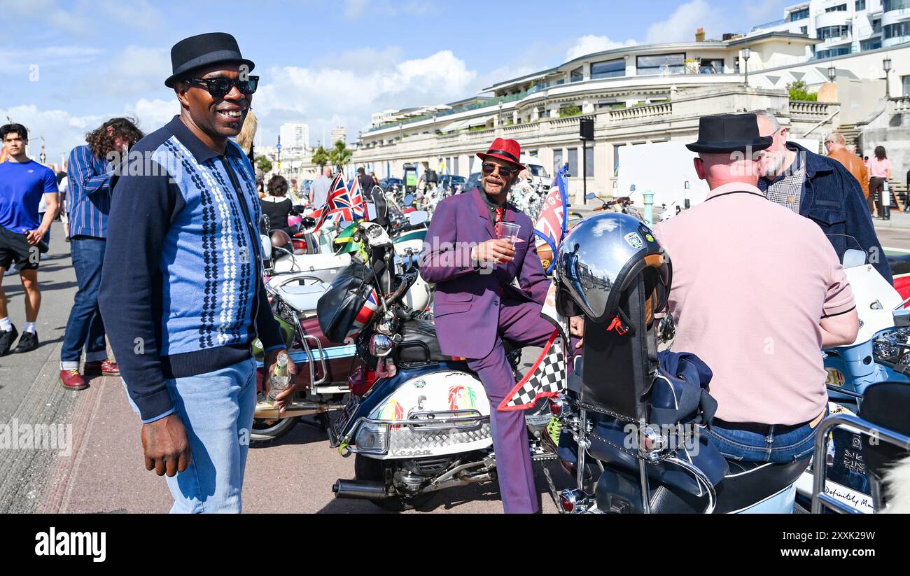 Brighton Regno Unito 25 agosto 2024 - centinaia di mod celebrano il 60° Mod Weekender evento a Brighton questo weekend di festa. Mods provenienti da tutta la Gran Bretagna e l'Europa scendono a Brighton per il fine settimana festivo di agosto per celebrare il loro evento annuale Mod Weekender: Credit Simon Dack / Alamy Live News Foto Stock