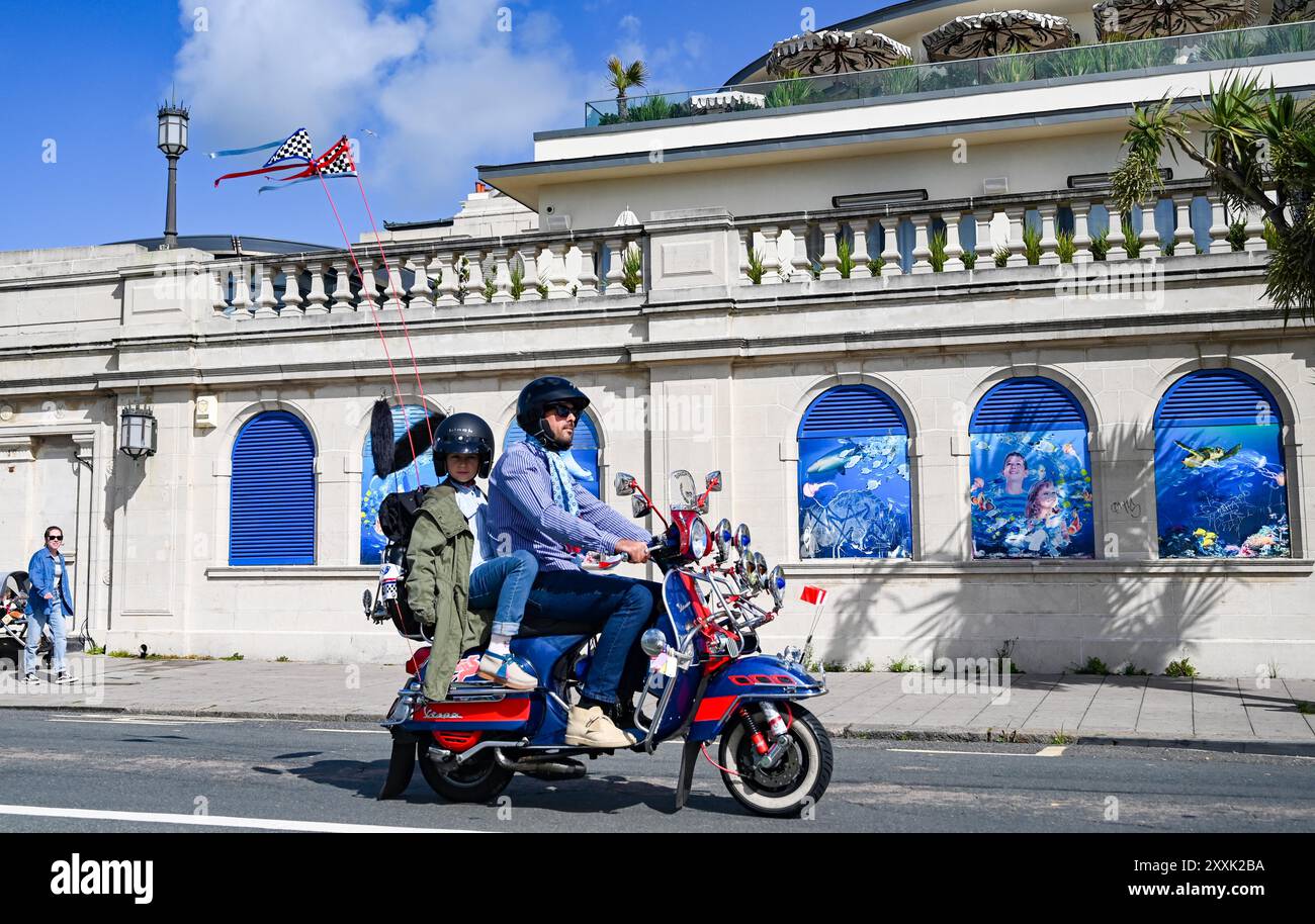 Brighton Regno Unito 25 agosto 2024 - centinaia di mod celebrano il 60° Mod Weekender evento a Brighton questo weekend di festa. Mods provenienti da tutta la Gran Bretagna e l'Europa scendono a Brighton per il fine settimana festivo di agosto per celebrare il loro evento annuale Mod Weekender: Credit Simon Dack / Alamy Live News Foto Stock