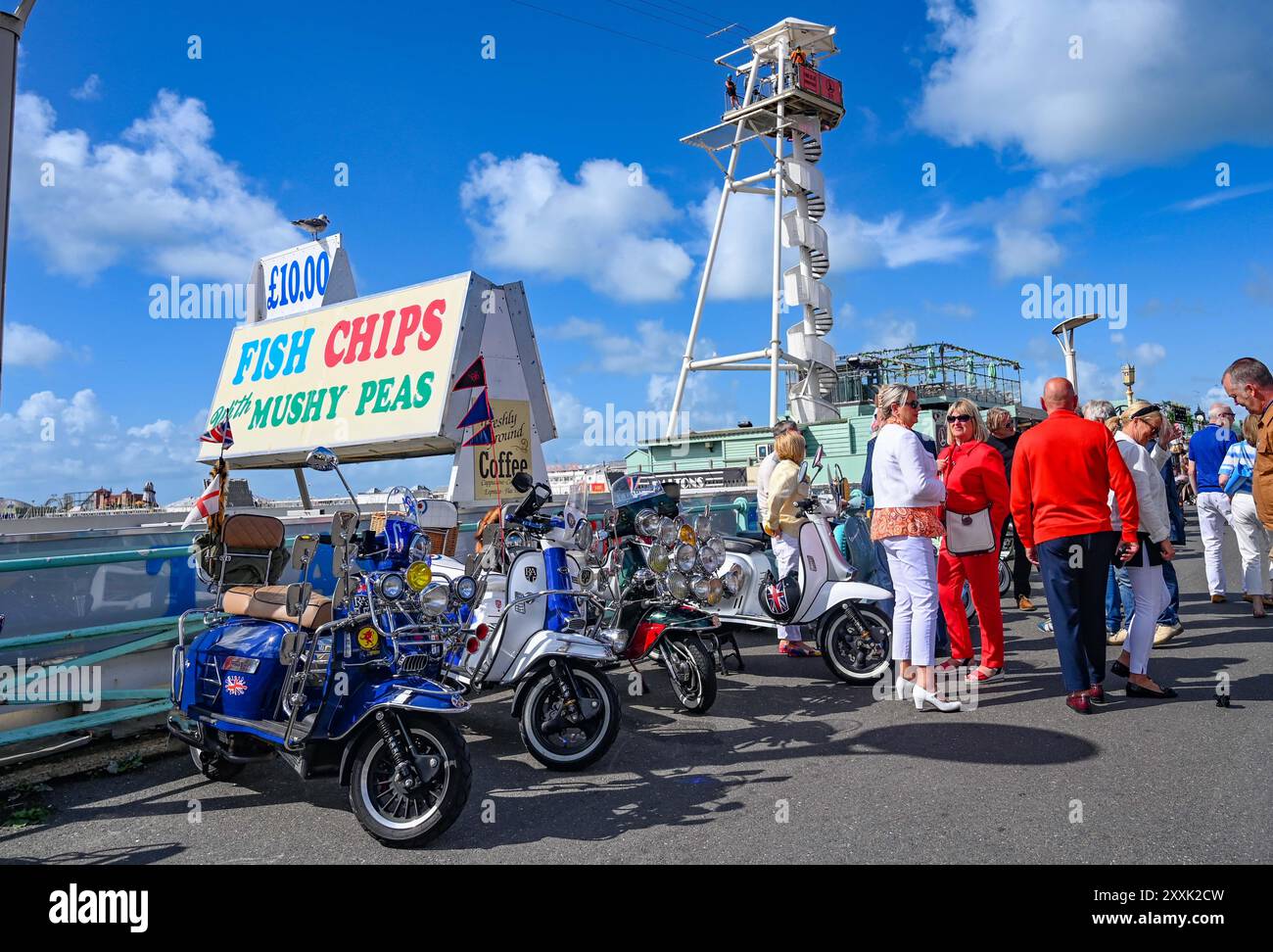 Brighton Regno Unito 25 agosto 2024 - centinaia di mod celebrano il 60° Mod Weekender evento a Brighton questo weekend di festa. Mods provenienti da tutta la Gran Bretagna e l'Europa scendono a Brighton per il fine settimana festivo di agosto per celebrare il loro evento annuale Mod Weekender: Credit Simon Dack / Alamy Live News Foto Stock