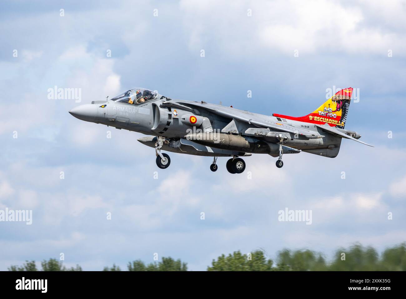Marina spagnola - McDonnell Douglas AV-8B Harrier II, in arrivo alla RAF Fairford per prendere parte allo spettacolo statico al RIAT 2024. Foto Stock
