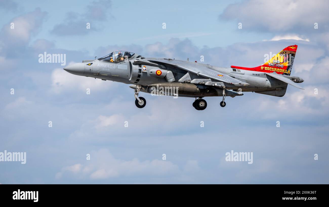Marina spagnola - McDonnell Douglas AV-8B Harrier II, in arrivo alla RAF Fairford per prendere parte allo spettacolo statico al RIAT 2024. Foto Stock