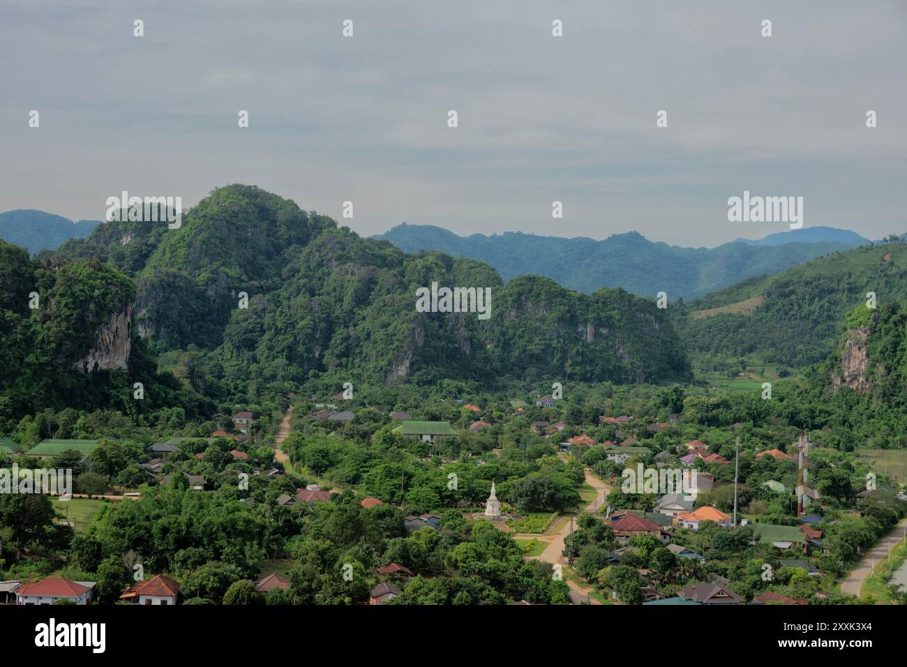 Guardando verso le grotte di Viengxay (Vieng Xai ), Viengxay, Houaphanh, Laos Foto Stock