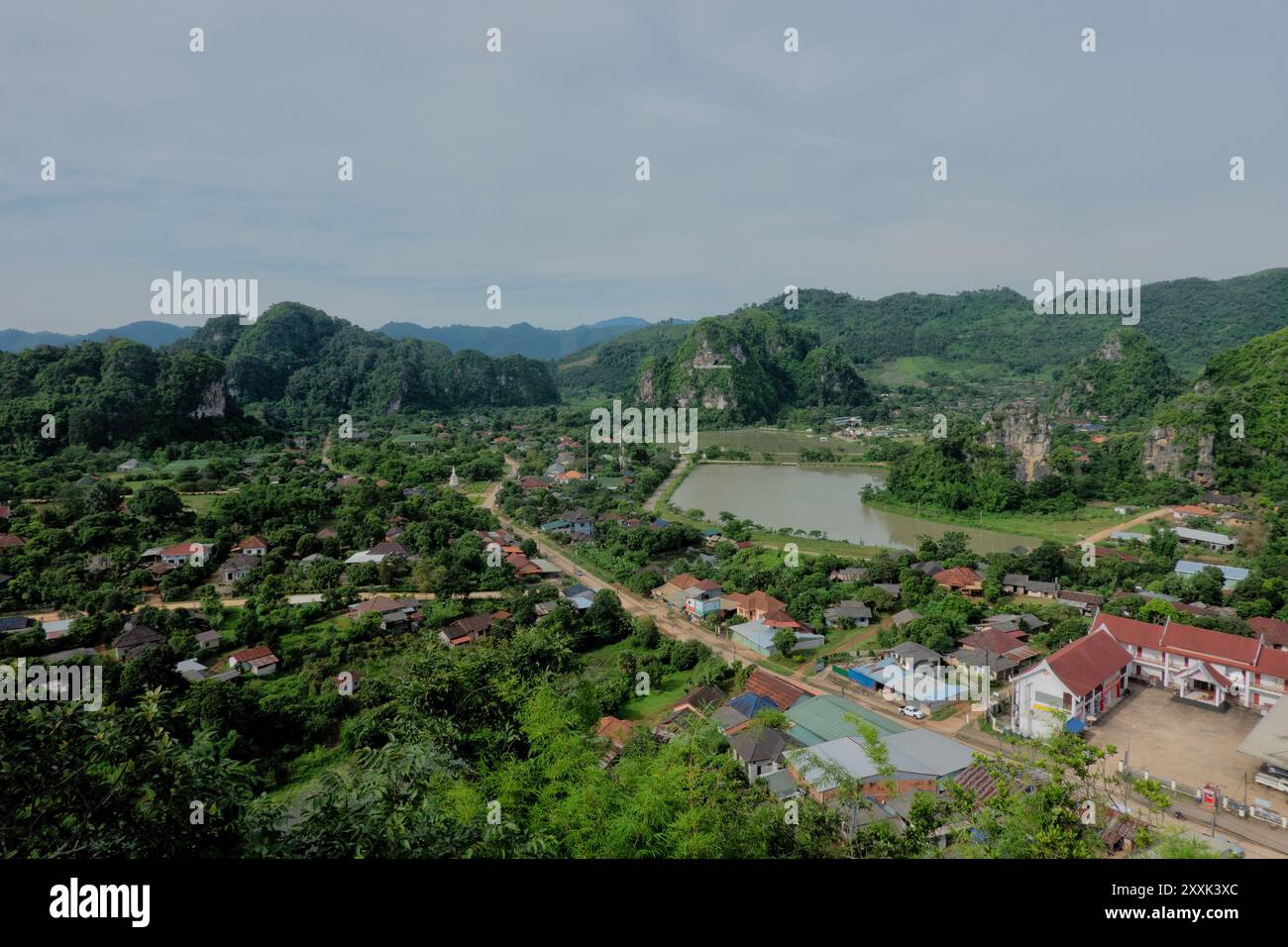 Guardando verso le grotte di Viengxay (Vieng Xai ), Viengxay, Houaphanh, Laos Foto Stock