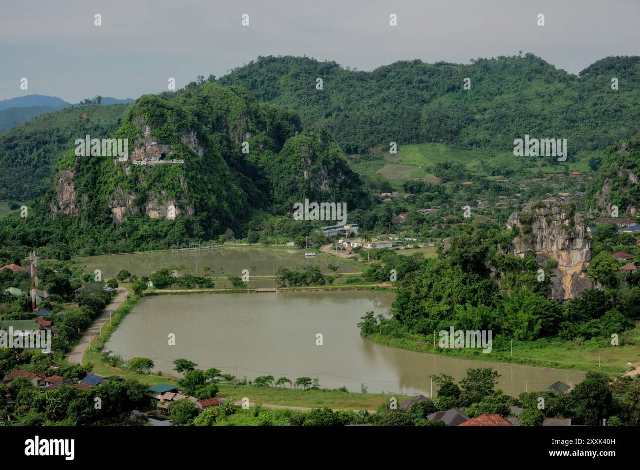 Guardando verso le grotte di Viengxay (Vieng Xai ), Viengxay, Houaphanh, Laos Foto Stock