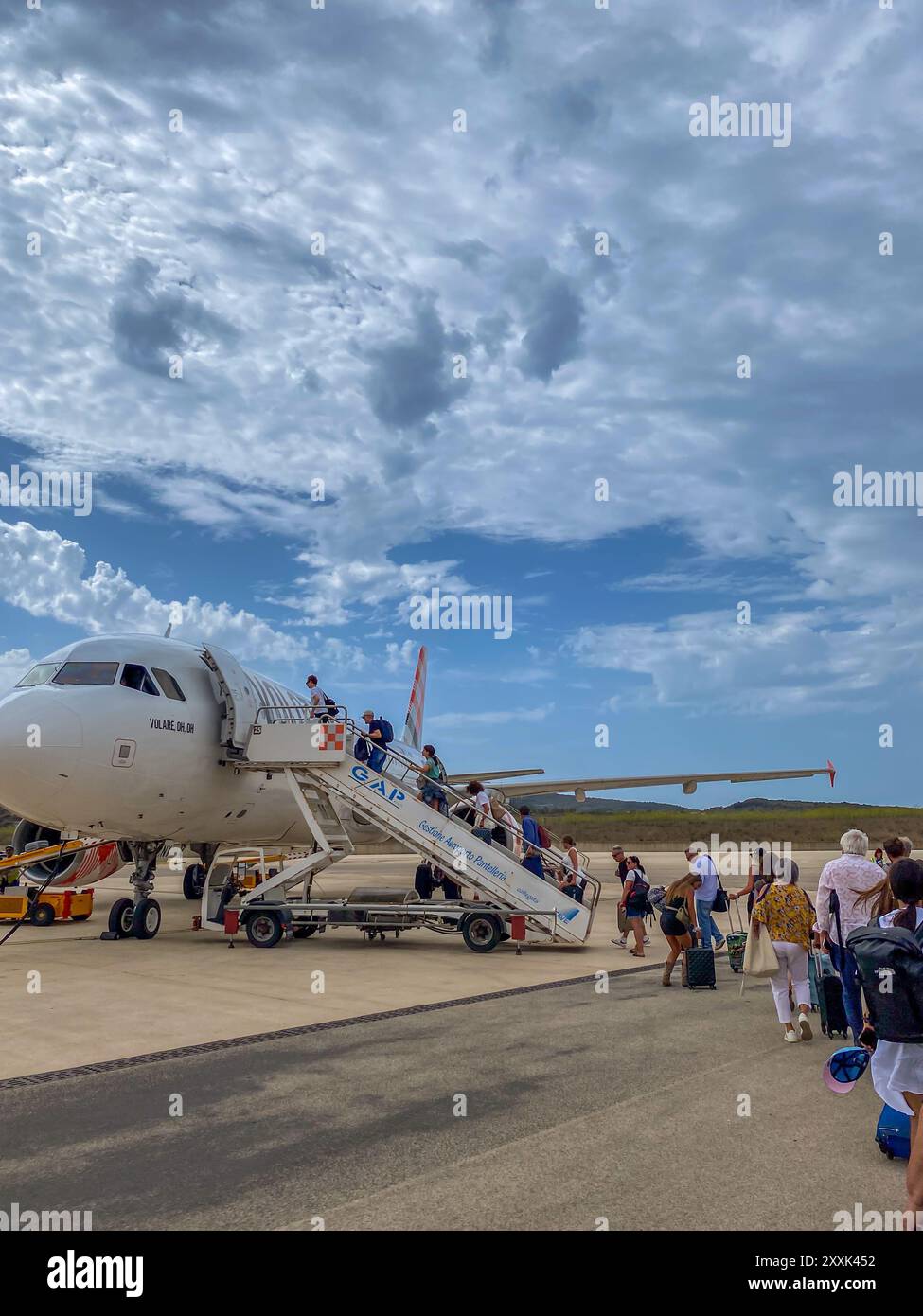 Isola di Pantelleria, Sicilia, Italia - 3 agosto 2024: I passeggeri salgono a bordo di un aereo della compagnia aerea low-cost spagnola Volotea con una scala sull'aereo Pantelleria Foto Stock