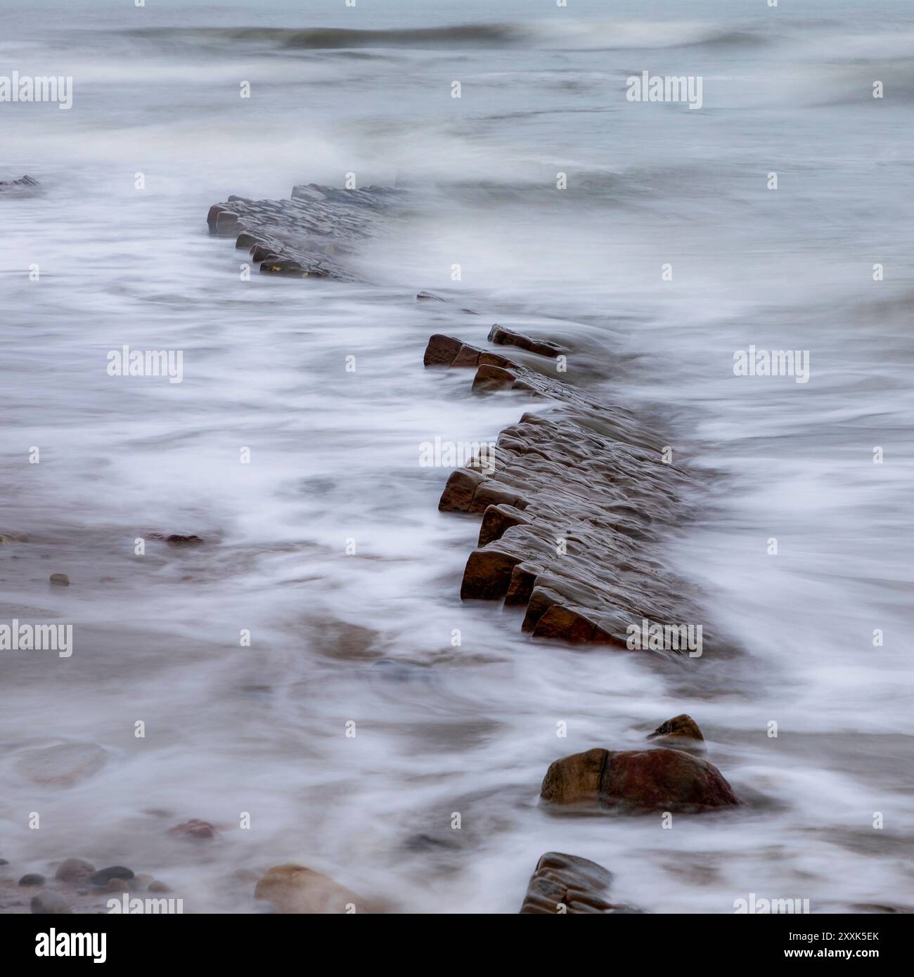 bassa cicatrice hauxley vicino a amble northumberland con acqua di movimento offuscata durante l'alta marea Foto Stock