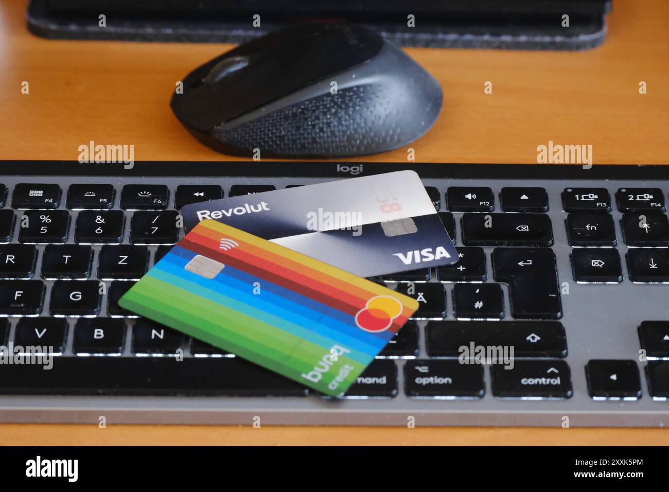 Düsseldorf 25.08.2024 Revolut Bank bunq credito Mastercard Visa Kreditkarte Debitkarte Girokarte EC-Karte Computertastatur Internetkriminalität Computerphishing Homebanking Internetbanking Computerbetrug Computerkriminalität Internetphishing phishing Internetbetrug Identitätsdiebstahl Cyberkriminalität Geldwäsche Legitimationsprüfung Foto Stock