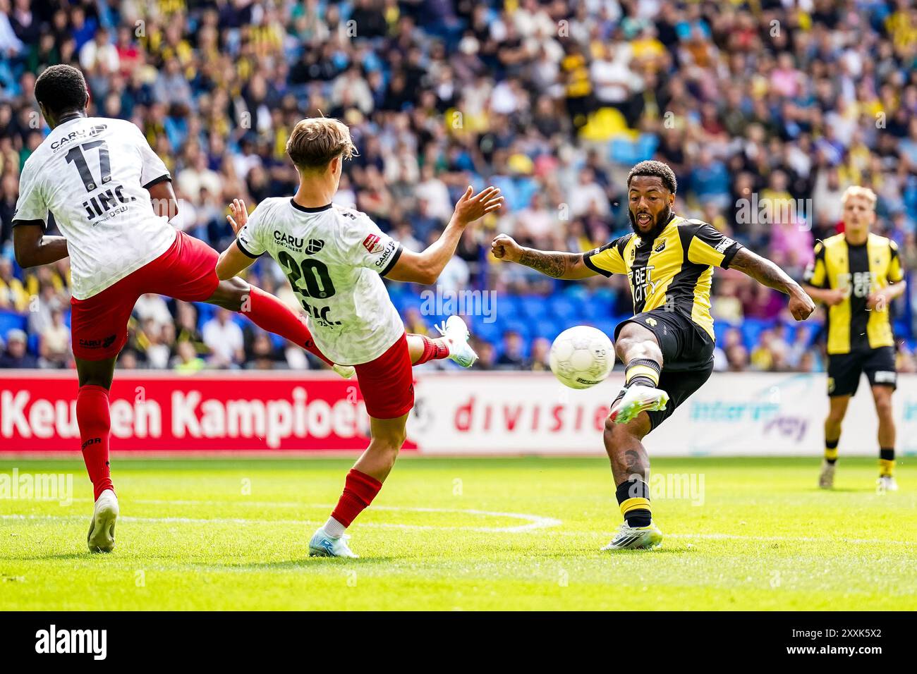 Arnhem, Paesi Bassi. 25 agosto 2024. ARNHEM, PAESI BASSI - AGOSTO 25: Dillon Hoogewerf di Vitesse spara durante la partita olandese Keuken Kampioen Divisie tra Vitesse e Excelsior Rotterdam al Gelredome il 25 agosto 2024 ad Arnhem, Paesi Bassi. (Foto di Rene Nijhuis/Orange Pictures) credito: Orange Pics BV/Alamy Live News Foto Stock