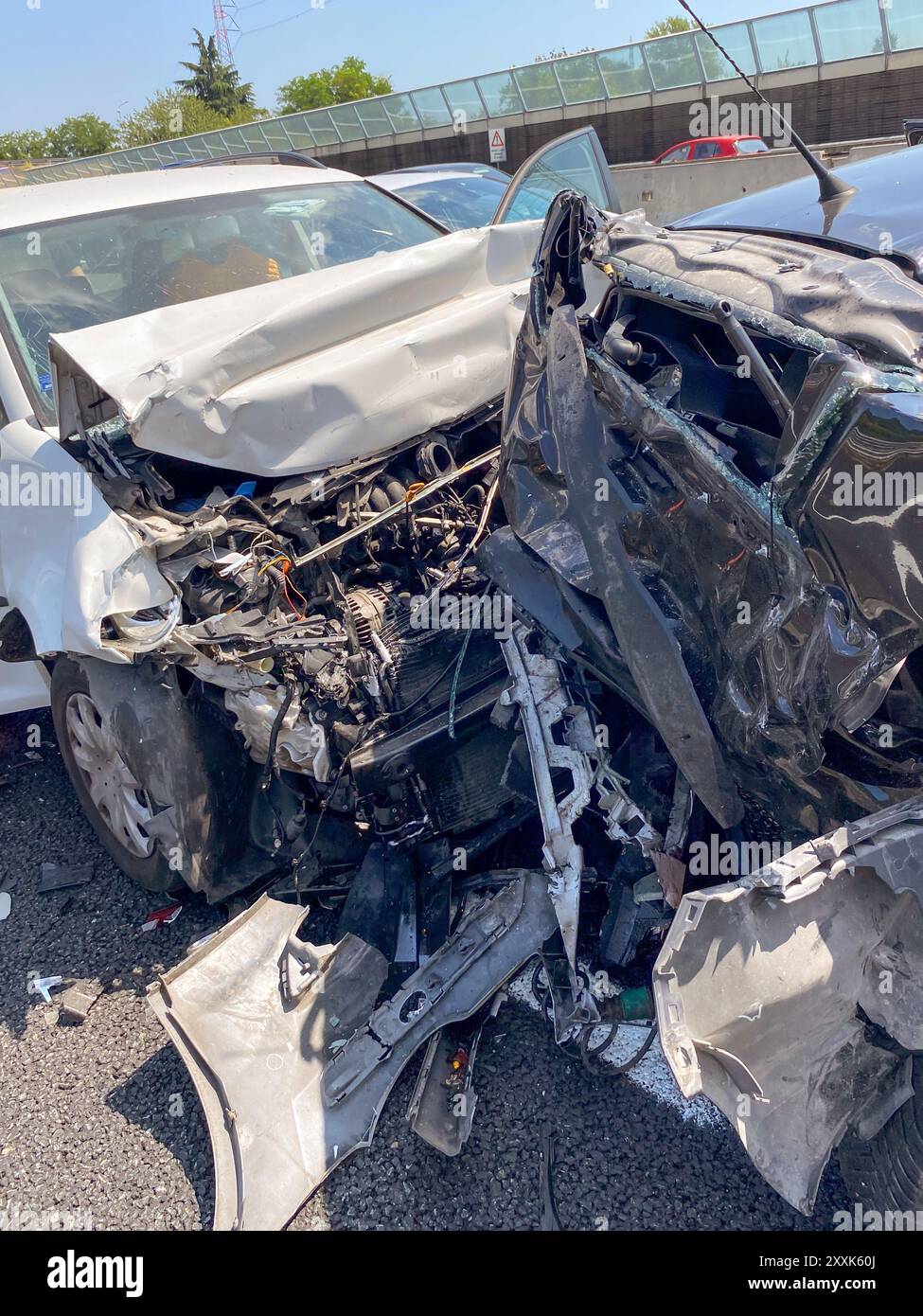 Auto coinvolte in un incidente, una violenta collisione tra due auto, una collisione posteriore tra auto Foto Stock