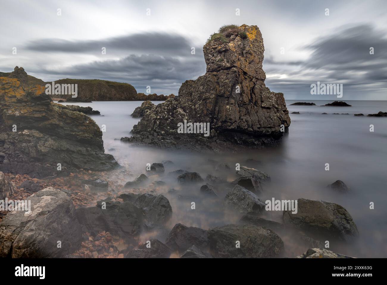 Nelle vicinanze di Whinnyfold, Cruden Bay, Scozia, la costa frastagliata dell'Aberdeenshire mostra magnifiche montagne marine a nord di Aberdeen. Foto Stock