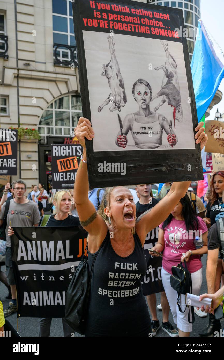 Manifestanti che manifestano all'esterno dell'Angus Steakhouse Piccadilly Circus durante la National Animal Rights March. Piccadilly Circus, Londra, Regno Unito. 17 Au Foto Stock