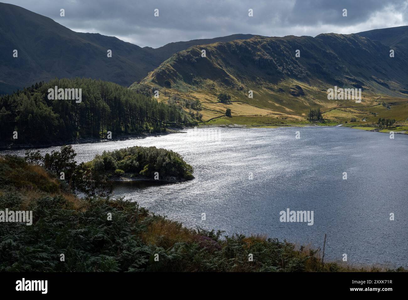 Bacino idrico di Haweswater sotto il ripido crinale che conduce a "High Street" Fell, Westmorland & Furness, Cumbria, Regno Unito Foto Stock