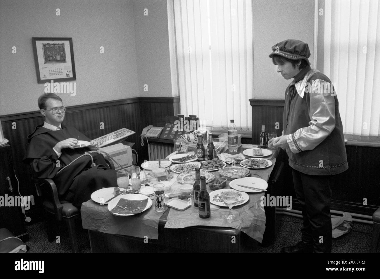 Una filiale locale della festa di Natale annuale della Midland Bank per il personale e i clienti. Il tema Fancy Dress era Robin Hood. Southfields Branch, South London 23 dicembre 1994 1990s UK HOMER SYKES Foto Stock