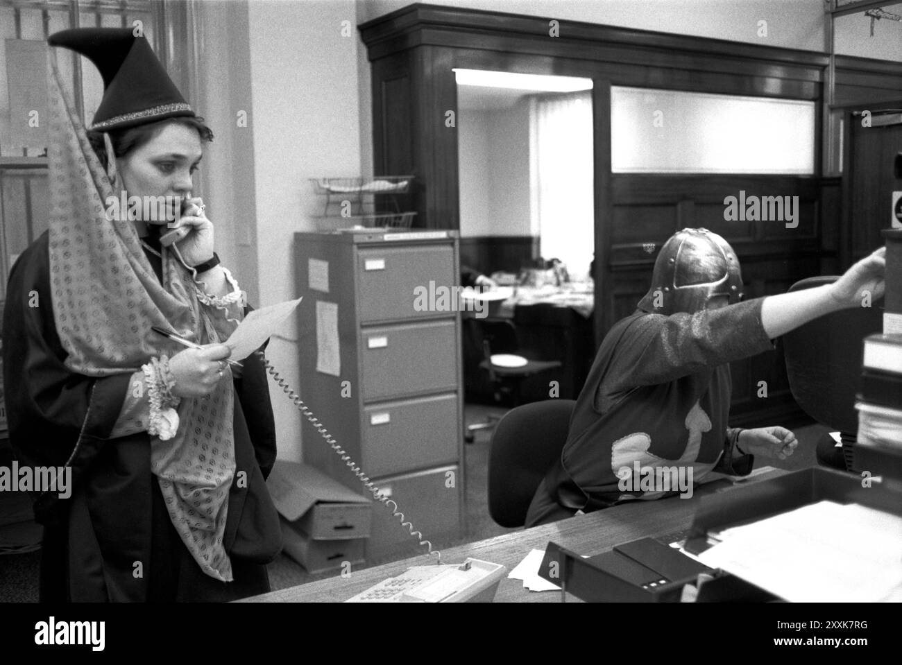 Una filiale locale della festa di Natale annuale della Midland Bank per il personale e i clienti. Il tema Fancy Dress era Robin Hood. Southfields Branch, South London 23 dicembre 1994 1990s UK HOMER SYKES Foto Stock