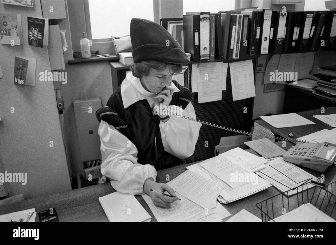 Una filiale locale della festa di Natale annuale della Midland Bank per il personale e i clienti. Il tema Fancy Dress era Robin Hood. Southfields Branch, South London 23 dicembre 1994 1990s UK HOMER SYKES Foto Stock