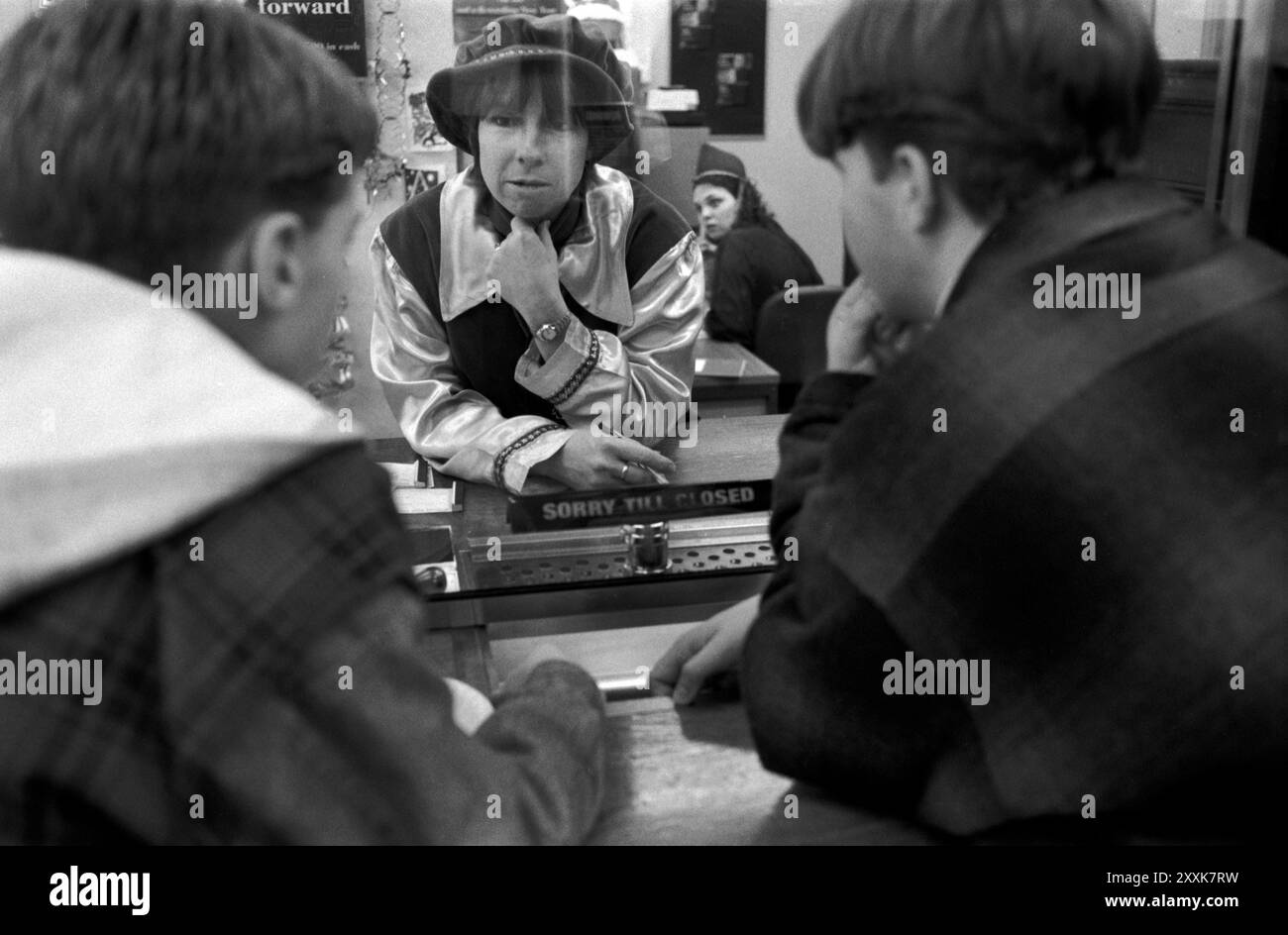 Una filiale locale della festa di Natale annuale della Midland Bank per il personale e i clienti. Il tema Fancy Dress era Robin Hood. Southfields Branch, South London 23 dicembre 1994 1990s UK HOMER SYKES Foto Stock