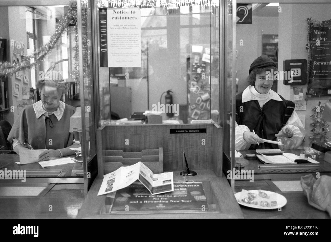 Una filiale locale della festa di Natale annuale della Midland Bank per il personale e i clienti. Il tema Fancy Dress era Robin Hood. Southfields Branch, South London 23 dicembre 1994 1990s UK HOMER SYKES Foto Stock