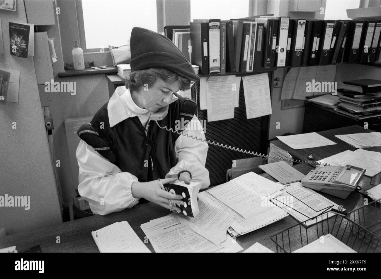 Una filiale locale della festa di Natale annuale della Midland Bank per il personale e i clienti. Il tema Fancy Dress era Robin Hood. Southfields Branch, South London 23 dicembre 1994 1990s UK HOMER SYKES Foto Stock