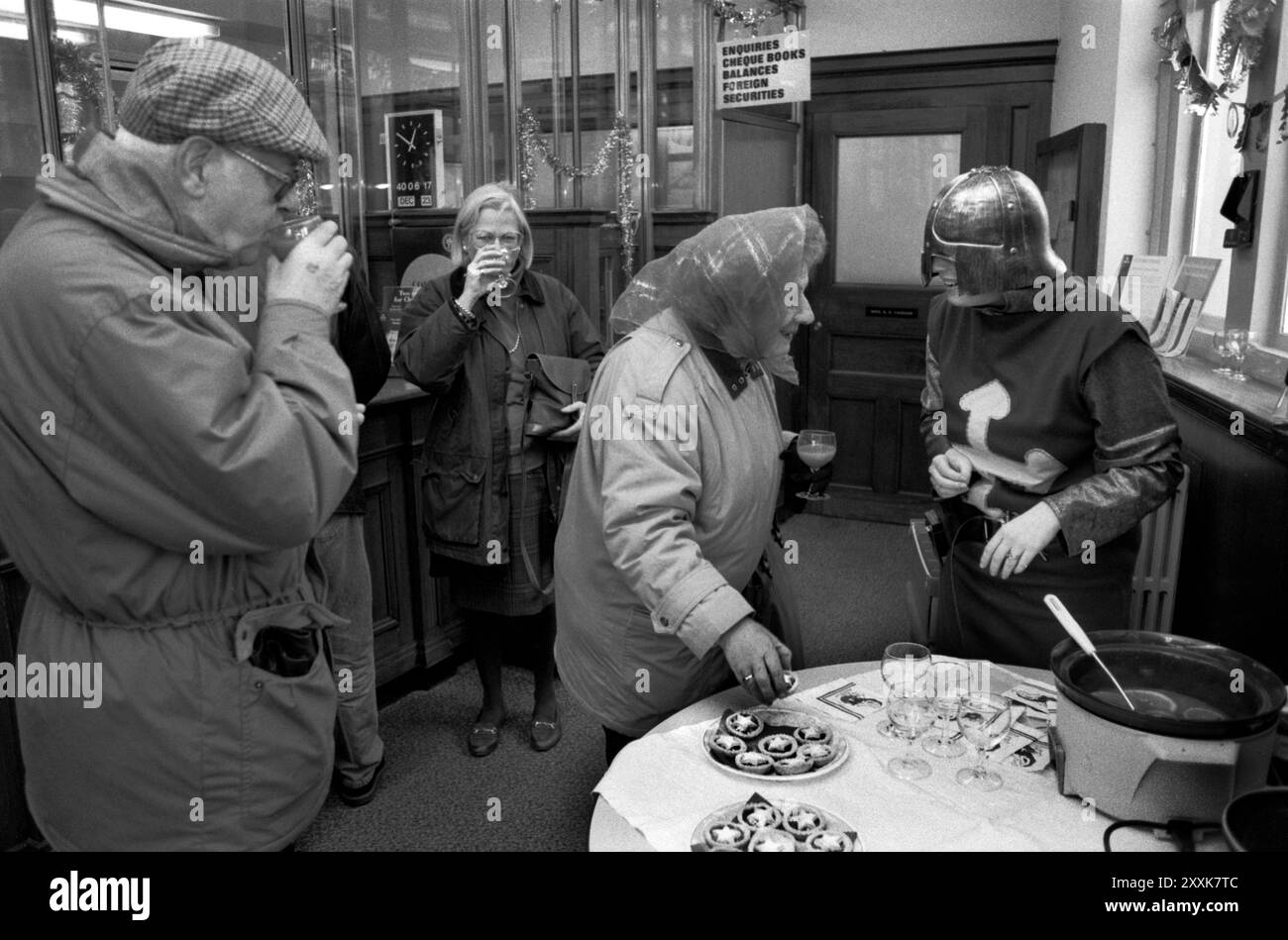 Una filiale locale della festa di Natale annuale della Midland Bank per il personale e i clienti. Il tema Fancy Dress era Robin Hood. Southfields Branch, South London 23 dicembre 1994 1990s UK HOMER SYKES Foto Stock