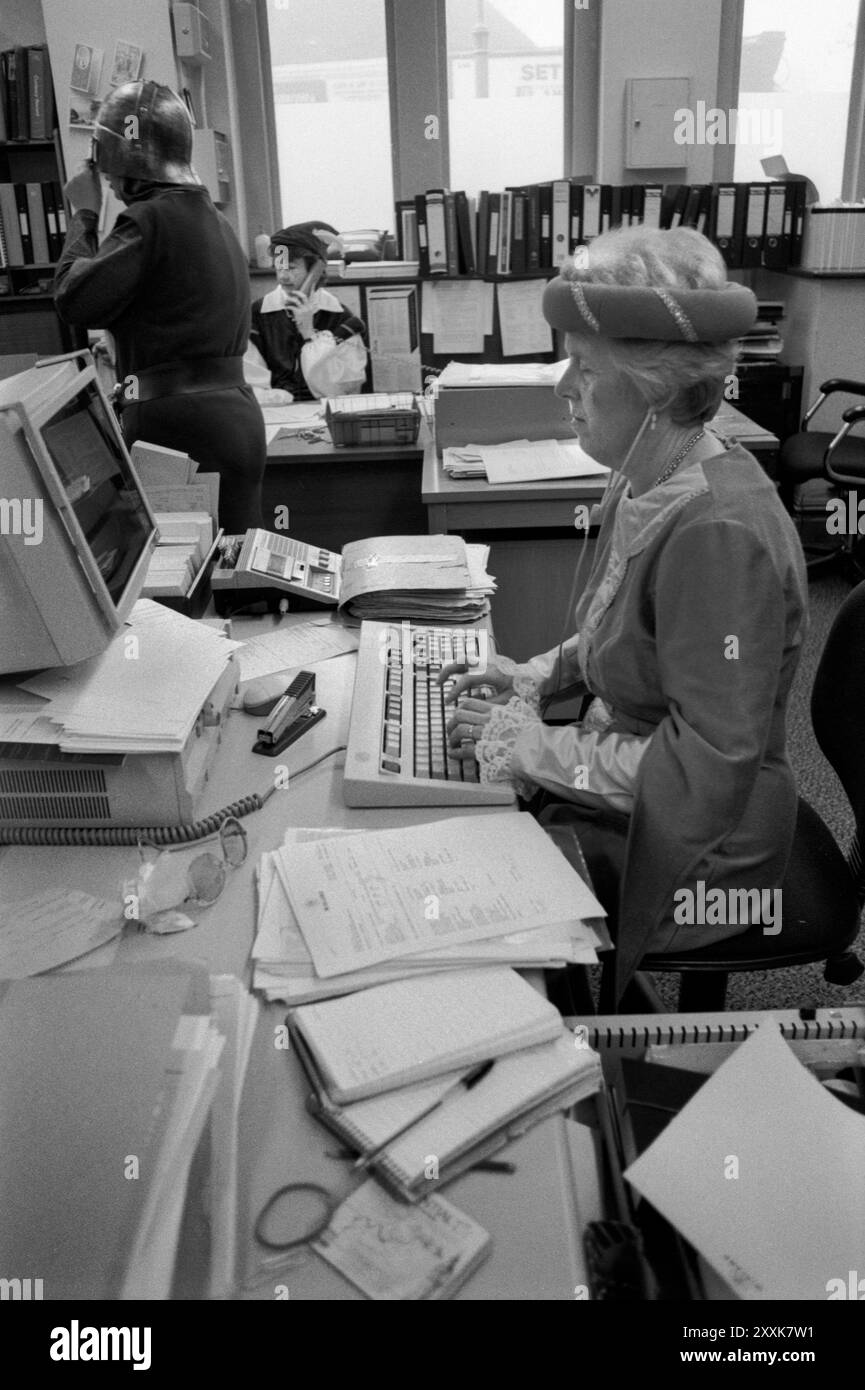 Una filiale locale della festa di Natale annuale della Midland Bank per il personale e i clienti. Il tema Fancy Dress era Robin Hood. Southfields Branch, South London 23 dicembre 1994 1990s UK HOMER SYKES Foto Stock