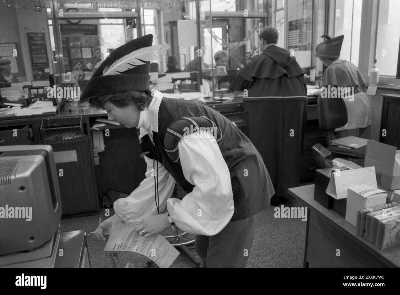 Una filiale locale della festa di Natale annuale della Midland Bank per il personale e i clienti. Il tema Fancy Dress era Robin Hood. Southfields Branch, South London 23 dicembre 1994 1990s UK HOMER SYKES Foto Stock