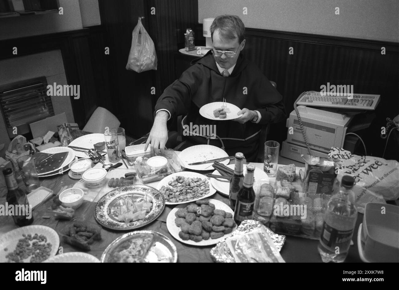Una filiale locale della festa di Natale annuale della Midland Bank per il personale e i clienti. Il tema Fancy Dress era Robin Hood. Southfields Branch, South London 23 dicembre 1994. 1990 UK HOMER SYKES Foto Stock
