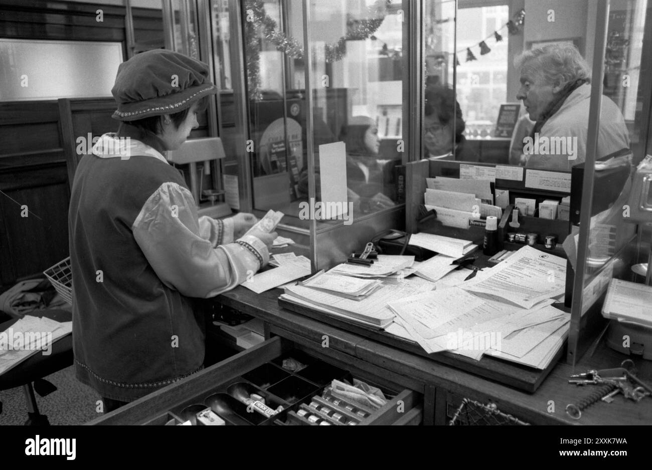 Una filiale locale della festa di Natale annuale della Midland Bank per il personale e i clienti. Il tema Fancy Dress era Robin Hood. Southfields Branch, South London 23 dicembre 1994. 1990 UK HOMER SYKES Foto Stock