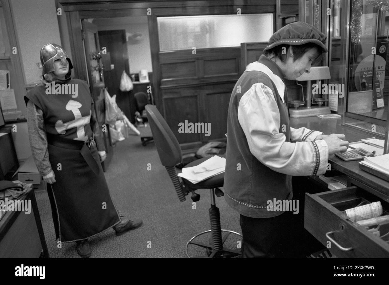Una filiale locale della festa di Natale annuale della Midland Bank per il personale e i clienti. Il tema Fancy Dress era Robin Hood. Southfields Branch, South London 23 dicembre 1994. 1990 UK HOMER SYKES Foto Stock