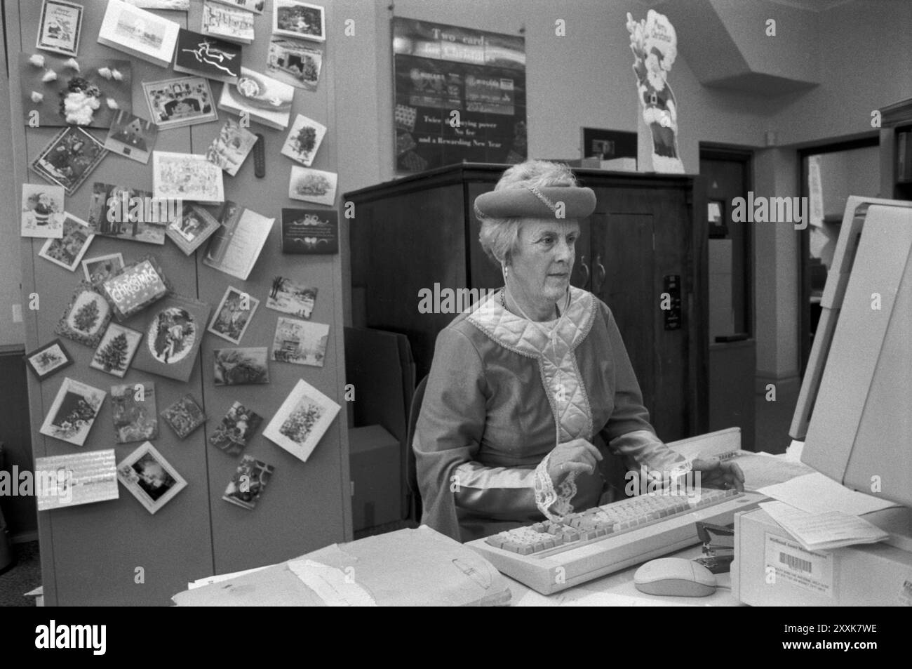 Una filiale locale della festa di Natale annuale della Midland Bank per il personale e i clienti. Il tema Fancy Dress era Robin Hood. Southfields Branch, South London 23 dicembre 1994. 1990 UK HOMER SYKES Foto Stock