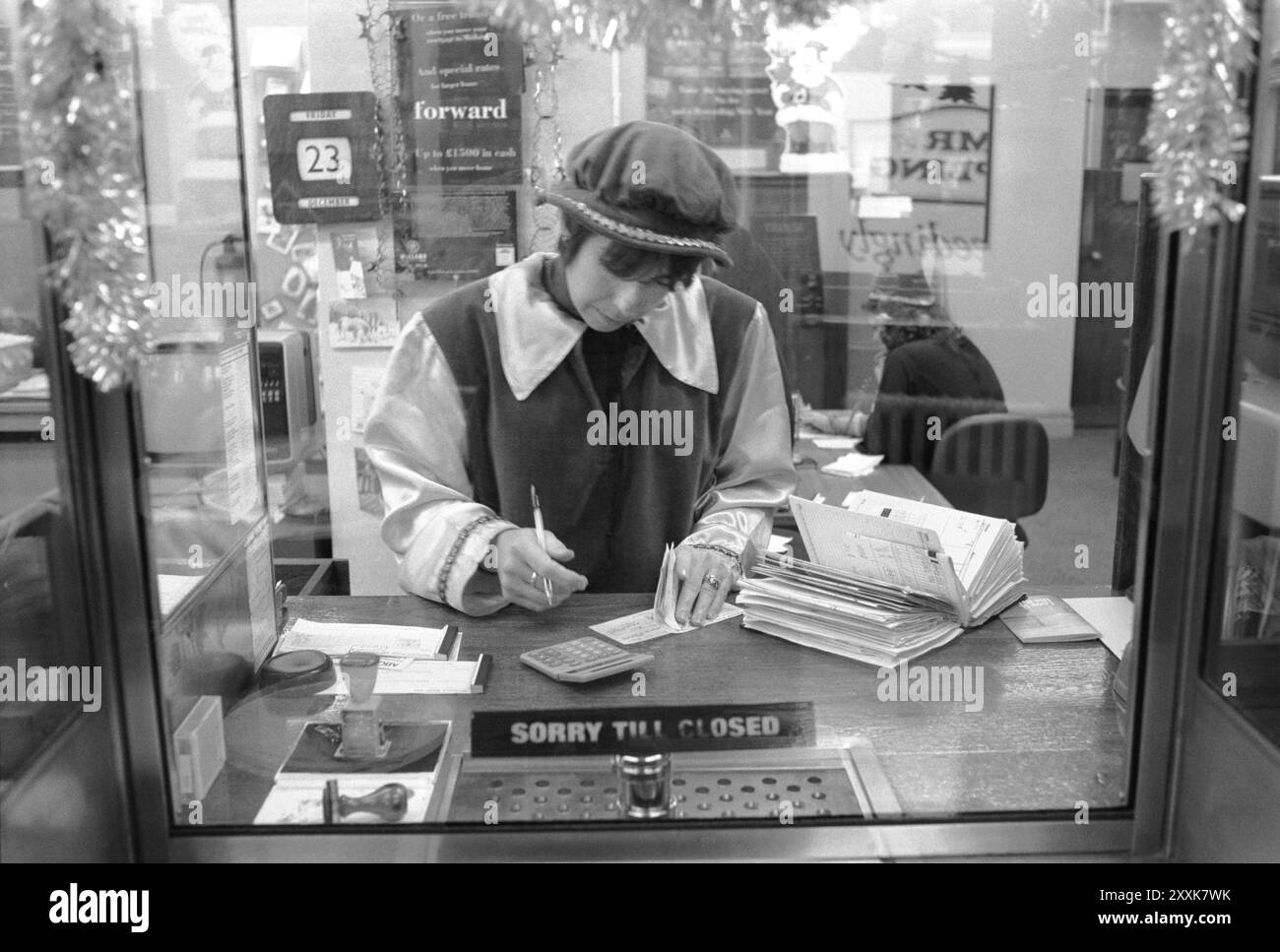 Una filiale locale della festa di Natale annuale della Midland Bank per il personale e i clienti. Il tema Fancy Dress era Robin Hood. Southfields Branch, South London 23 dicembre 1994. 1990 UK HOMER SYKES Foto Stock