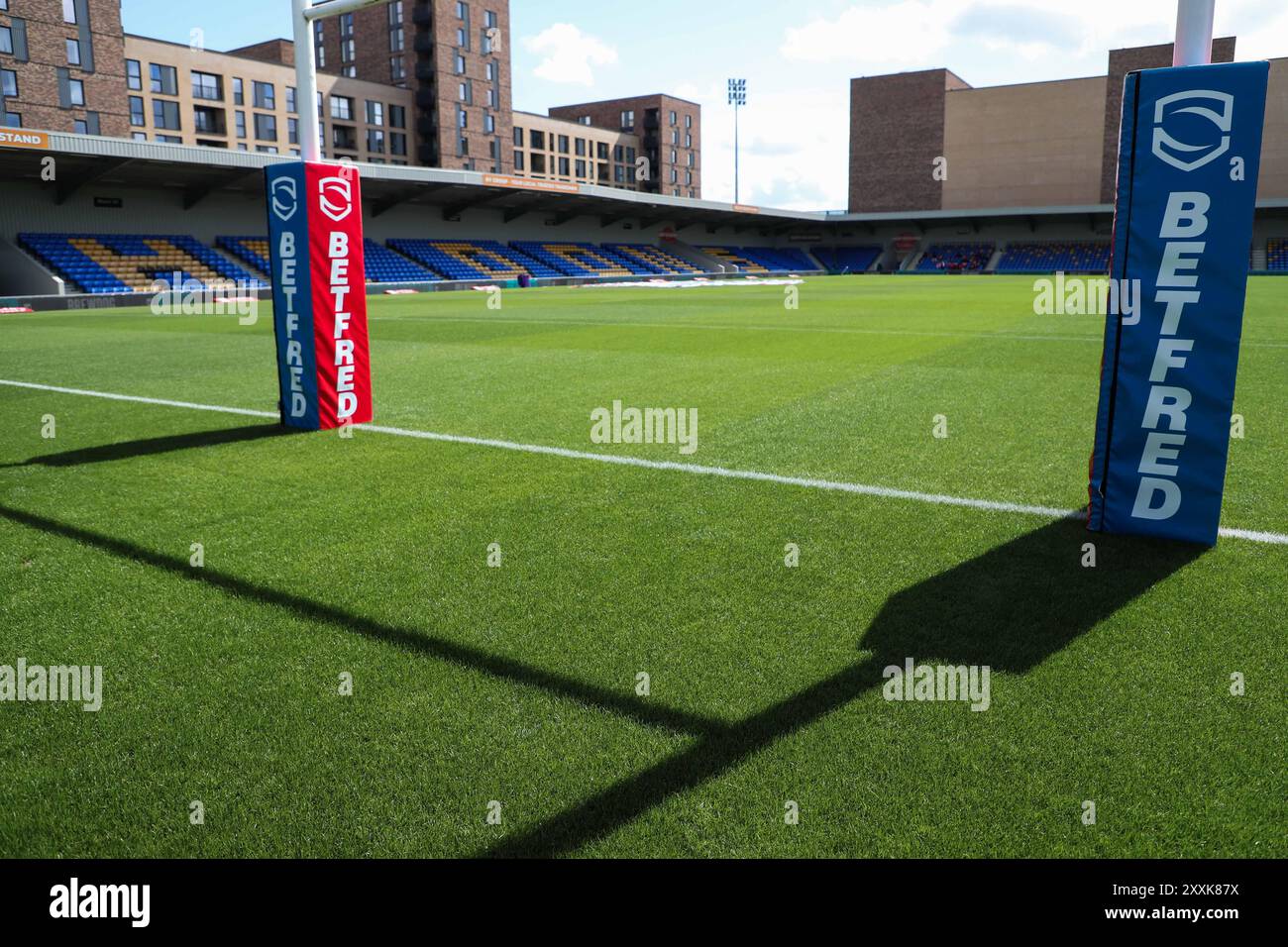 Wimbledon, Regno Unito. 25 agosto 2024. L'ombra del post di rugby può essere vista al Cherry Red Records Stadium prima della partita Betfred Super League Round 23 London Broncos vs Leigh Leopards a Plough Lane, Wimbledon, Regno Unito, 25 agosto 2024 (foto di Izzy Poles/News Images) a Wimbledon, Regno Unito, il 25/8/2024. (Foto di Izzy Poles/News Images/Sipa USA) credito: SIPA USA/Alamy Live News Foto Stock