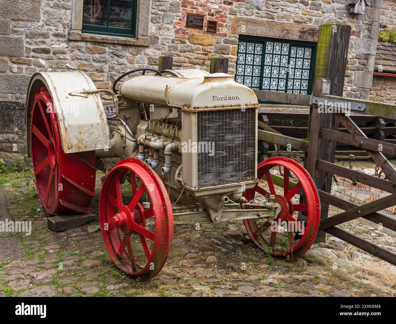 Fordson, vecchio trattore in disuso Foto Stock