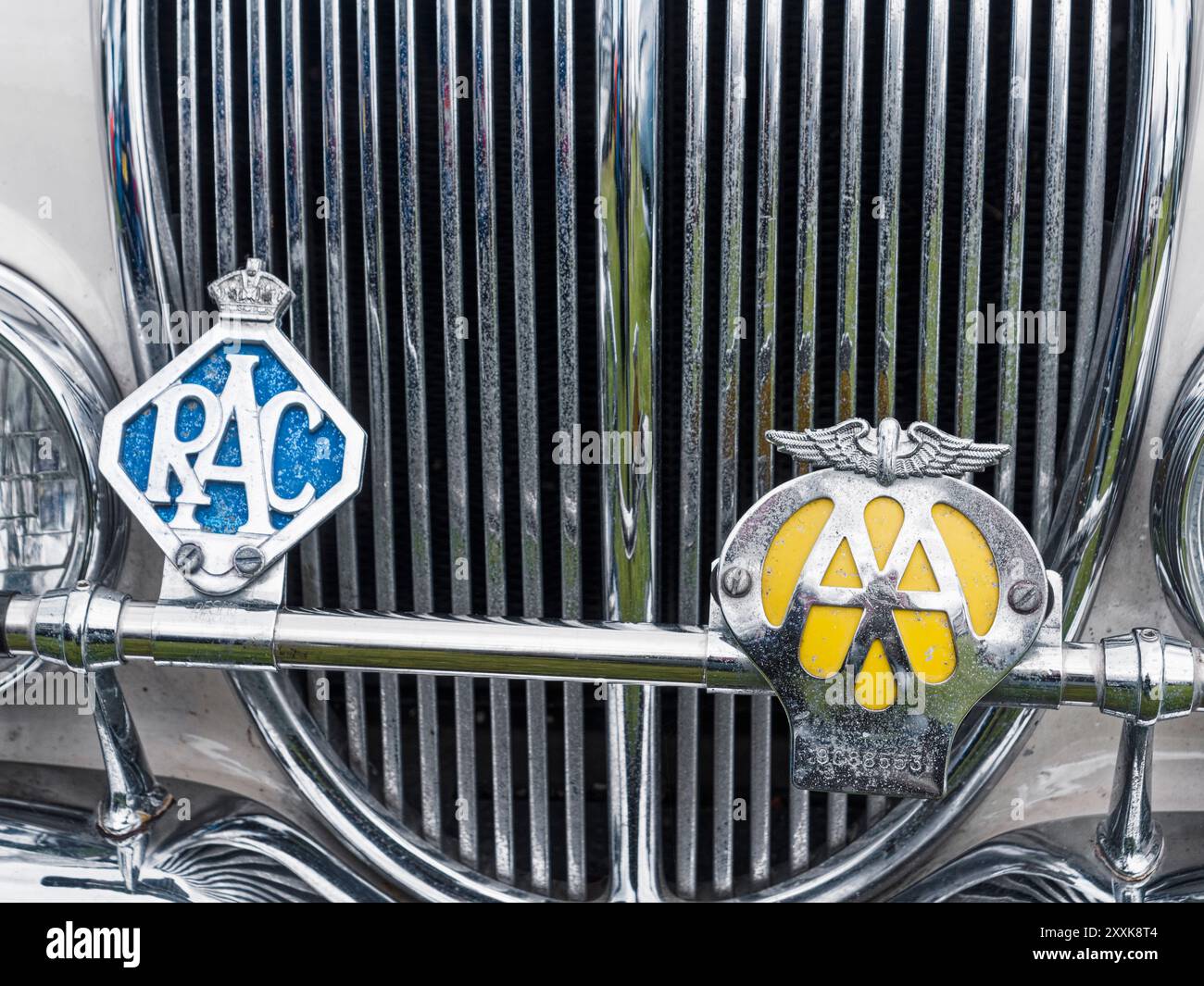 L'Automobile Association e il Royal Automobile Club sono organizzazioni concorrenti per gli automobilisti nel Regno Unito. Foto Stock