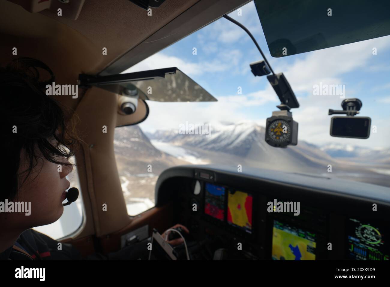 Doha. 25 agosto 2024. Ethan Guo vola sulle montagne del Canada settentrionale durante il suo volo in solitario intorno al mondo. PER ANDARE CON "Feature: 19-year-Old Flying solo Around World" crediti: Xinhua/Alamy Live News Foto Stock