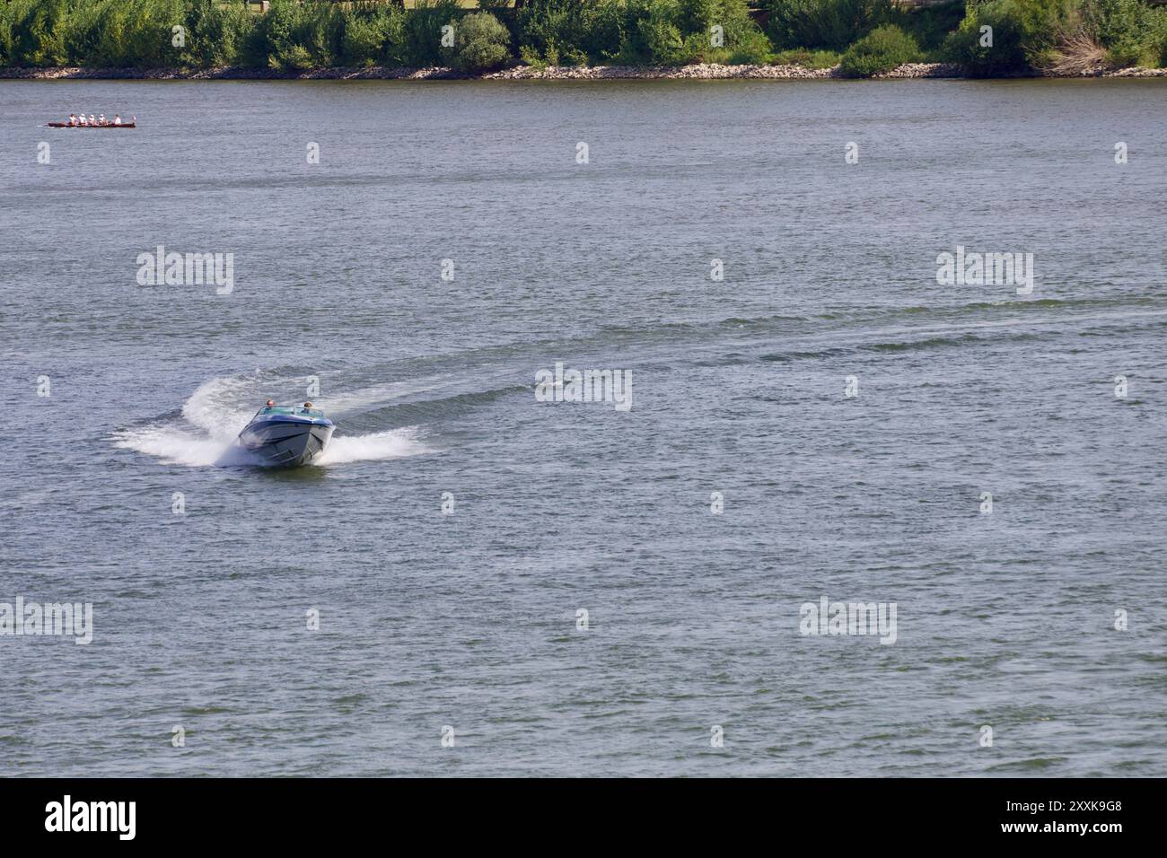 Mainz, Germania. 25 agosto 2024. Motoscafo nel fiume Reno. Foto Stock