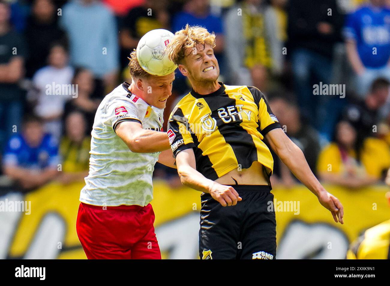 Arnhem, Paesi Bassi. 25 agosto 2024. ARNHEM, PAESI BASSI - AGOSTO 25: Casper Widell dell'Excelsior Rotterdam e Casper Widell dell'Excelsior Rotterdam competono per il pallone da testa durante l'incontro olandese Keuken Kampioen Divisie tra Vitesse e Excelsior Rotterdam al Gelredome il 25 agosto 2024 ad Arnhem, Paesi Bassi. (Foto di Rene Nijhuis/Orange Pictures) credito: dpa/Alamy Live News Foto Stock