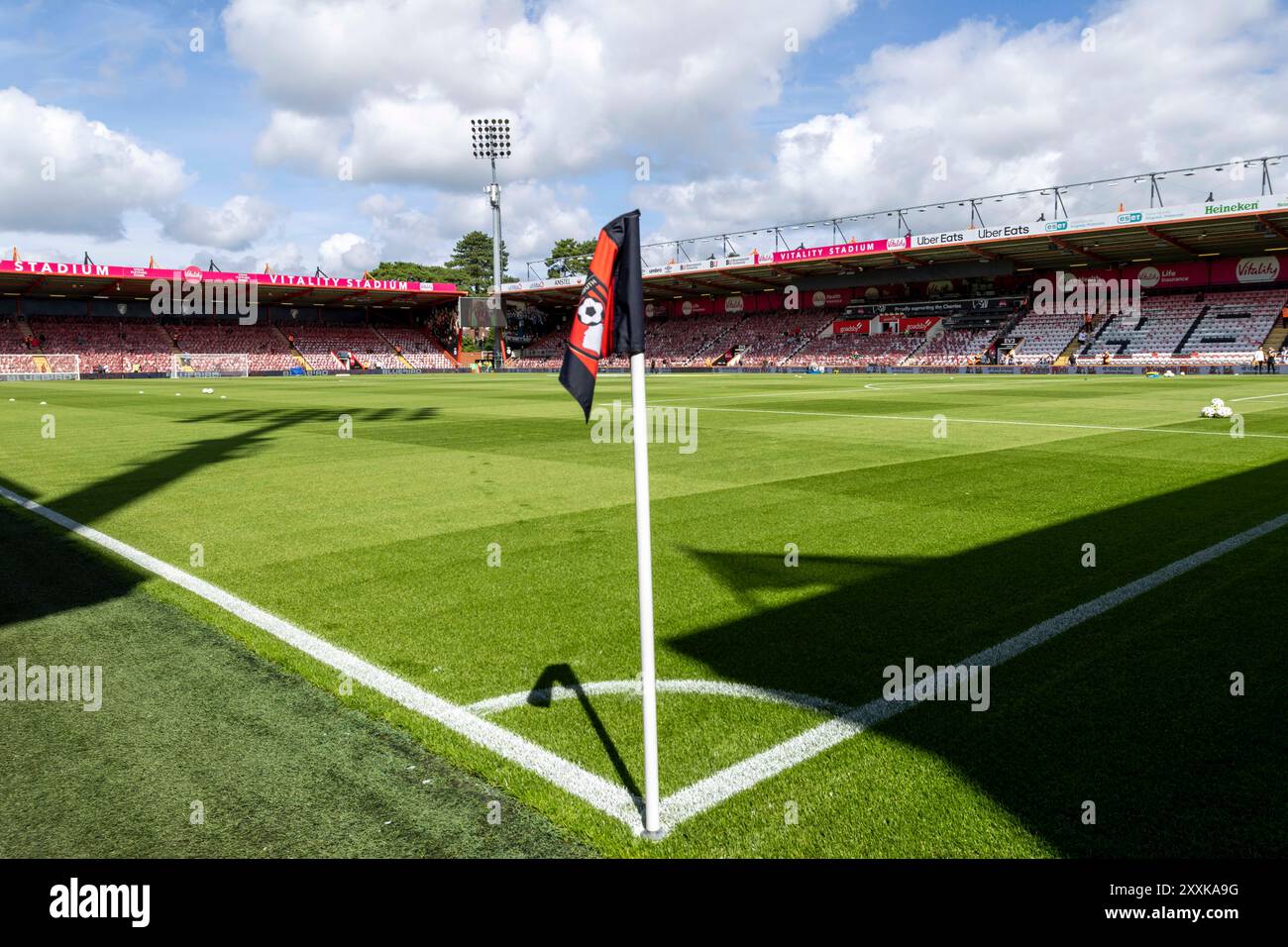 Vitality Stadium, Boscombe, Dorset, Regno Unito. 25 agosto 2024. Premier League Football, AFC Bournemouth contro Newcastle United; Bournemouth AFC bandiera d'angolo in Vitality Stadium prima del calcio d'inizio crediti: Action Plus Sports/Alamy Live News Foto Stock