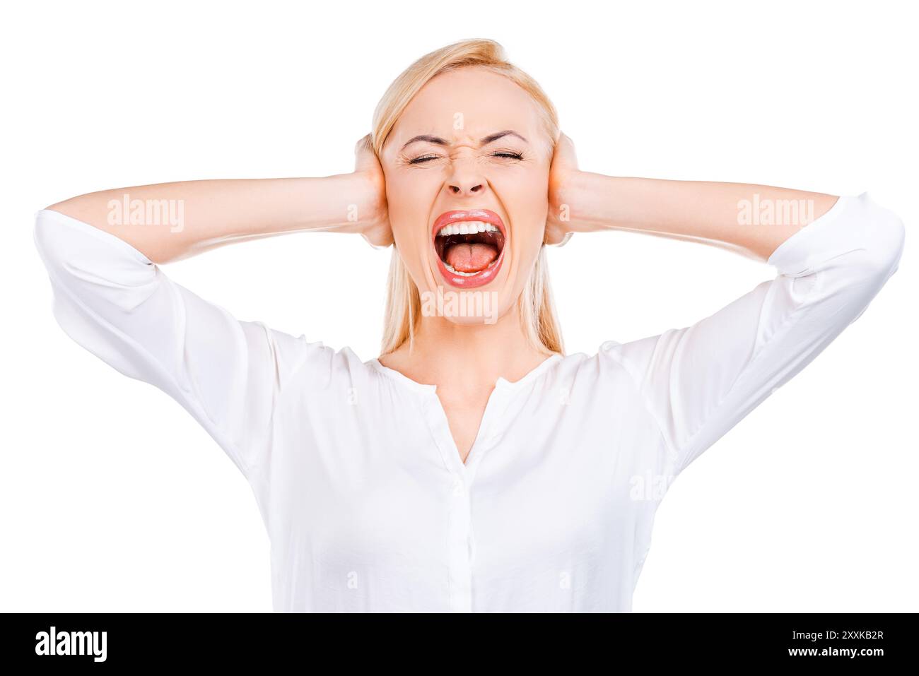 Odio questo rumore! Donna matura depressa che tiene gli occhi chiusi e copre le orecchie con le mani mentre si trova su sfondo bianco Foto Stock