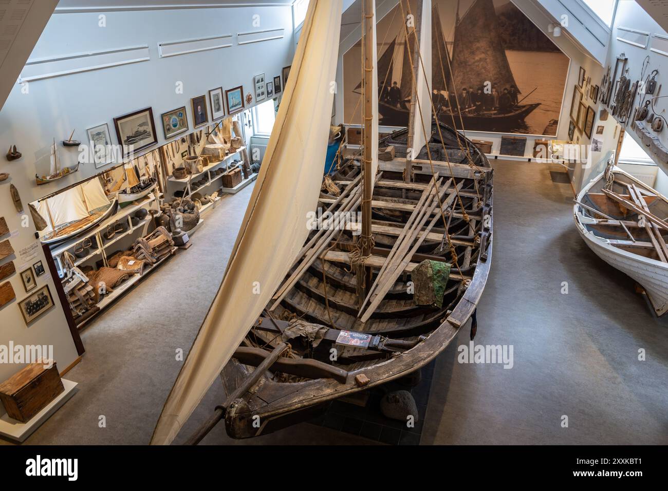 Skogar, Islanda, 16.05.2022. Vista interna del museo Skogar, sala espositiva con vecchie barche a vela Petursey e equipaggiamento marino. Foto Stock Skogar, Islanda, 16.05.2022. Vista interna del museo Skogar, sala espositiva con vecchie barche a vela Petursey e equipaggiamento marino. Foto Stock