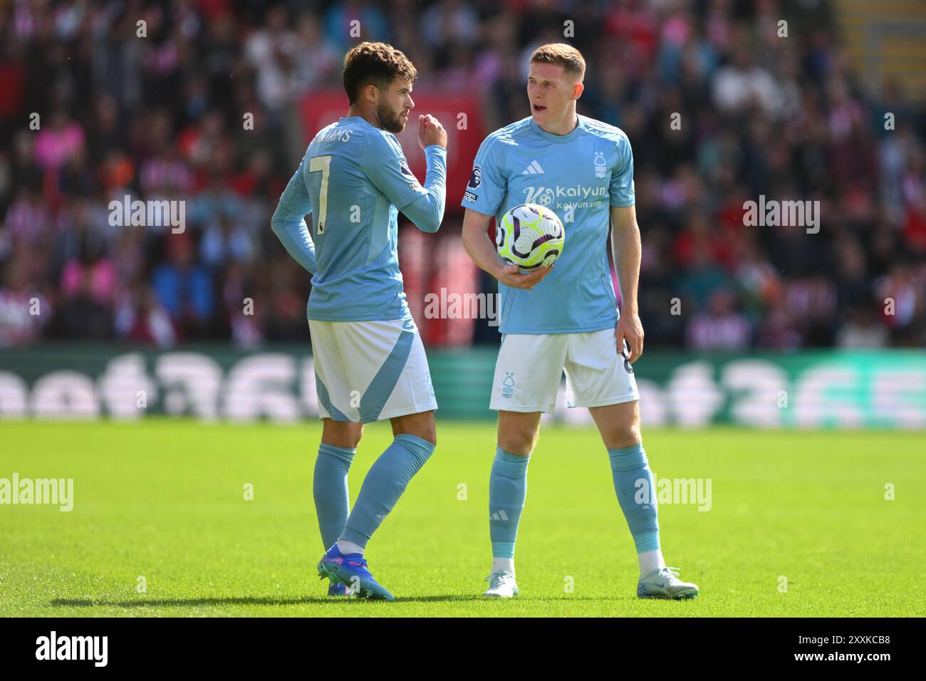 Neco Williams di Nottingham Forest e Elliott Anderson di Nottingham Forest discutono le tattiche durante la partita di Premier League tra Southampton e Nottingham Forest al St Mary's Stadium di Southampton, sabato 24 agosto 2024. (Foto: Jon Hobley | mi News) crediti: MI News & Sport /Alamy Live News Foto Stock