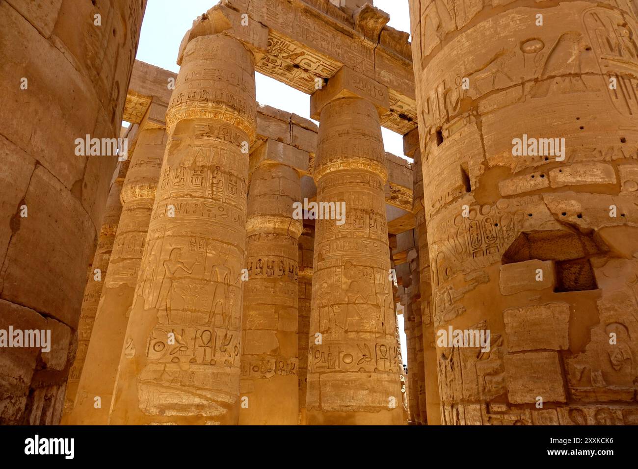 La grandiosità del complesso del tempio di Karnak in Egitto è evidenziata da torreggianti colonne nella sala ipostila, intricatamente scolpite con geroglifici e b Foto Stock